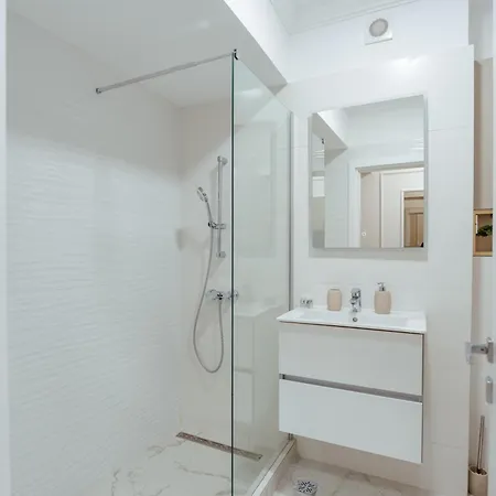 Soft Elegance By Blvd 51b7 - Modern With Refined Comfort Apartment