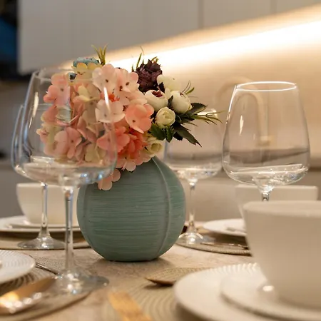 Soft Elegance By Blvd 51b7 - Modern With Refined Comfort Apartment *